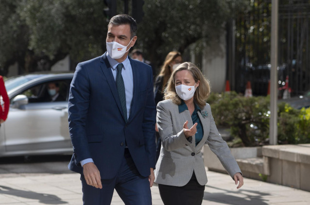 Archivo - El presidente del Gobierno, Pedro Sánchez y la vicepresidenta primera y ministra de Asuntos Económicos y Transformación Digital, Nadia Calviño.