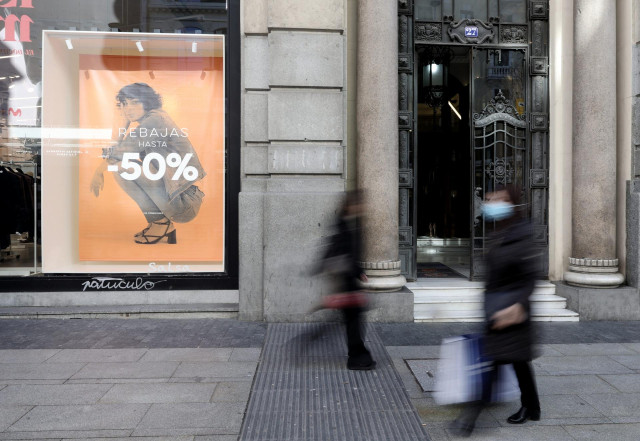 Escaparate de una tienda Salsa con descuentos de hasta el 50%, a 7 de enero de 2022, en Madrid (España). Las rebajas de 2022 traerán un aumento en el consumo y el crecimiento de las compras on line. Se calcula que, de media, los españoles gastarán 96,33 e