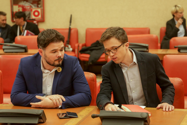 Archivo - El portavoz de ERC en el Congreso, Gabriel Rufián; y el diputado de Más País, Íñigo Errejón, en una reunión en la Comisión Constitucional