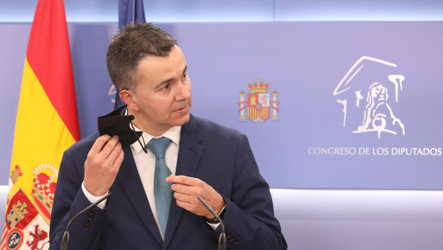 El portavoz del Grupo Parlamentario Socialista, Héctor Gómez, en una rueda de prensa en el Congreso