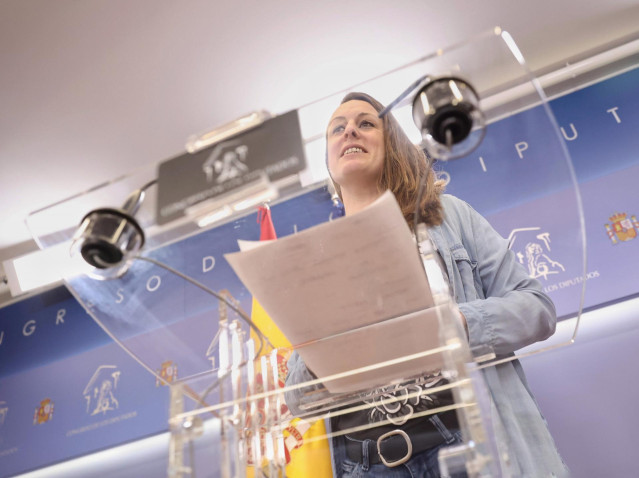 La portavoz de la CUP en el Congreso, Mireia Vehí, en una rueda de prensa mientras se celebra la Junta de Portavoces en el Congreso de los Diputados, a 1 de febrero de 2022, en Madrid (España).