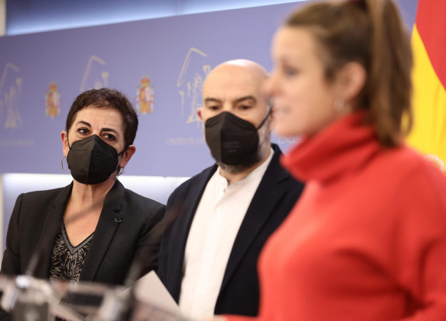 La portavoz de EH Bildu en el Congreso, Mertxe Aizpurua, y el diputado del BNG, Néstor Rego, observan la intervención de la portavoz de la CUP en el Congreso, Mireia Vehí, en una rueda de prensa en el Congreso