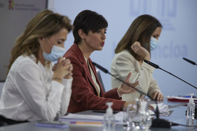 La ministra de Transportes, Movilidad y Agenda Urbana, Raquel Sánchez; la ministra Portavoz, Isabel Rodríguez; y la ministra de Derechos Sociales y Agenda 2030, Ione Belarra