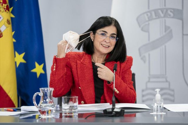 La ministra de Sanidad, Carolina Darias, se quita la mascarilla para comparecer después del Consejo Interterritorial del Sistema Nacional de Salud