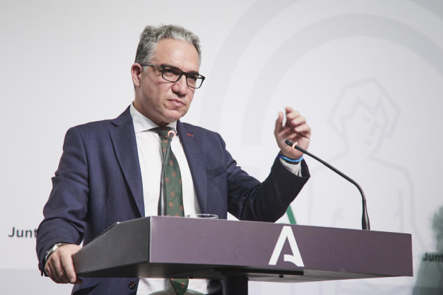 El consejero de Presidencia, Elías Bendodo, durante la rueda de prensa tras la reunión con los Agentes Sociales en el Palacio del San Telmo, a 31 de enero de 2022 en Sevilla (Andalucía, España)