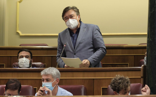 Archivo - El diputado de Teruel Existe, Tomás Guitarte, interviene en una sesión de control al Gobierno en el Congreso