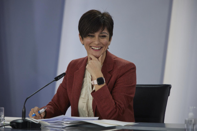 La ministra Portavoz, Isabel Rodríguez, comparece en una rueda de prensa posterior a una reunión del Consejo de Ministros, en la Moncloa, a 1 de febrero de 2022, en Madrid (España).  El Consejo de Ministros ha aprobado hoy la Ley de Vivienda, que incluye