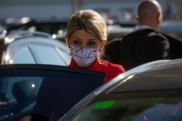 La vicepresidenta segunda del Gobierno y ministra de Trabajo y Economía Social, Yolanda Díaz, llega al auditorio del edificio corporativo de Seat, junto a a 27 de enero de 2022, en Martorell, Barcelona, Cataluña (España).
