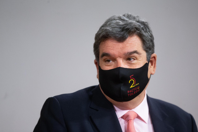 El ministro de Inclusión, Seguridad Social y Migraciones, José Luis Escrivá, en un encuentro con el presidente de Castilla-La Mancha, en el Palacio de Fuensalida, a 31 de enero de 2022, en Toledo, Castilla-La Mancha (España).