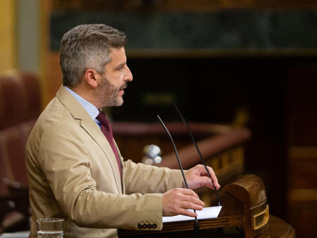 Julio del Valle, diputado del PSOE, durante la defensa de la toma en consideración de la ley por la que se modifica la Ley de transparencia con el fin de regular la publicación de estadísticas sobre la contratación pública con pymes y micropymes
