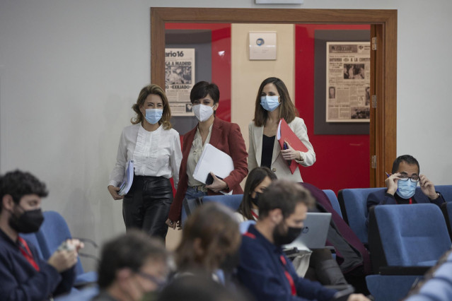 (I-D) La ministra de Transportes, Movilidad y Agenda Urbana, Raquel Sánchez; la ministra Portavoz, Isabel Rodríguez; y la ministra de Derechos Sociales, Ione Belarra,tras el Consejo de Ministros, en la Moncloa, a 1 de febrero de 2022, en Madrid (España).