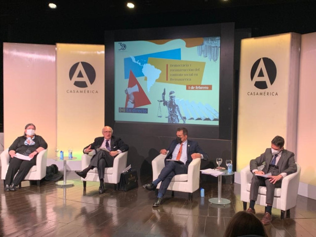 El secretario de Estado para Iberoamérica, Juan Fernández Trigo, durante una conversación sobre democracia en América Latina