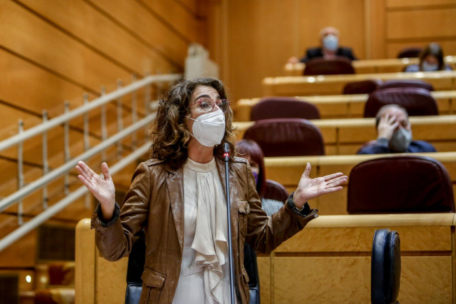 La ministra de Hacienda, María Jesús Montero, interviene, en una sesión de control al Gobierno, en el Senado, a 1 de febrero de 2022, en Madrid (España). Durante el pleno, el Ejecutivo central ha dado respuesta, entre otras, a las preguntas de la oposició