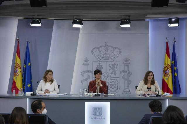 La ministra de Transportes, Movilidad y Agenda Urbana, Raquel Sánchez; la ministra Portavoz, Isabel Rodríguez; y la ministra de Derechos Sociales y Agenda 2030, Ione Belarra, en una rueda de prensa posterior a una reunión del Consejo de Ministros.
