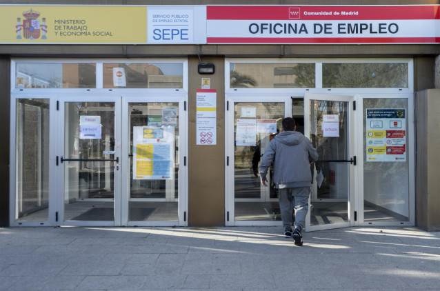 Un hombre entrando en una oficina de empleo