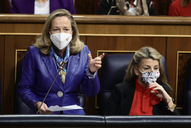 La vicepresidenta primera y ministra de Asuntos Económicos, Nadia Calviño, interviene en una sesión plenaria en el Congreso de los Diputados, a 2 de febrero de 2022, en Madrid (España). En el pleno de hoy, se debaten, entre otros temas, si el Ministerio d