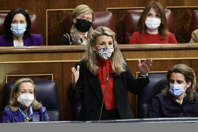 La vicepresidenta segunda del Gobierno y ministra de Trabajo y Economía Social, Yolanda Díaz, interviene en una sesión plenaria en el Congreso de los Diputados, a 2 de febrero de 2022, en Madrid (España). En el pleno de hoy, se debaten, entre otros temas,