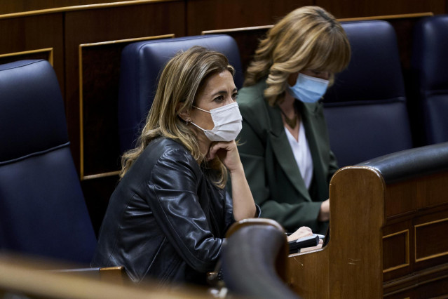 Archivo - La ministra de Transportes, Movilidad y Agenda Urbana, Raquel Sánchez (i) y la ministra de Educación, Pilar Alegría, en una sesión plenaria en el Congreso