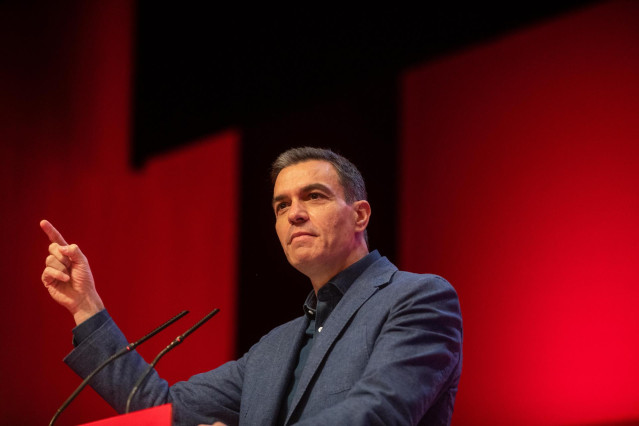 El presidente del Gobierno y secretario general del PSOE, Pedro Sánchez, realiza una intervención en un acto de la campaña electoral del PSOE en Zamora, en el Teatro Ramos Carrión, a 29 de enero de 2022, en Zamora, Castilla y León (España).  El acto se en