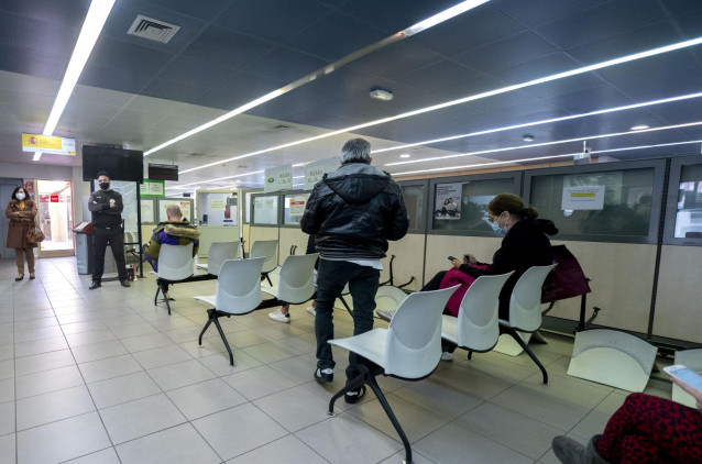Varias personas esperan a ser atendidas en la Oficina de Empleo de Moratalaz.