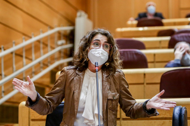 La ministra de Hacienda, María Jesús Montero, interviene, en una sesión de control al Gobierno, en el Senado, a 1 de febrero de 2022, en Madrid (España). Durante el pleno, el Ejecutivo central ha dado respuesta, entre otras, a las preguntas de la oposició