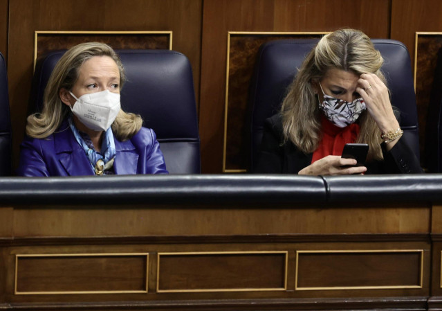 La vicepresidenta primera y ministra de Asuntos Económicos, Nadia Calviño (i); la vicepresidenta segunda del Gobierno y ministra de Trabajo y Economía Social, Yolanda Díaz, en una sesión plenaria en el Congreso