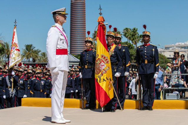 Archivo - El Rey en el desfile con motivo del Día de las Fuerzas Armadas en Sevilla en 2019