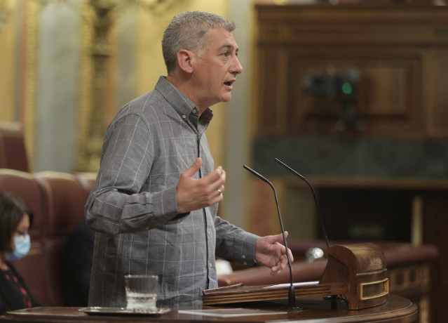 Archivo - El diputado de EH Bildu, Oskar Matute, interviene durante una sesión plenaria en el Congreso