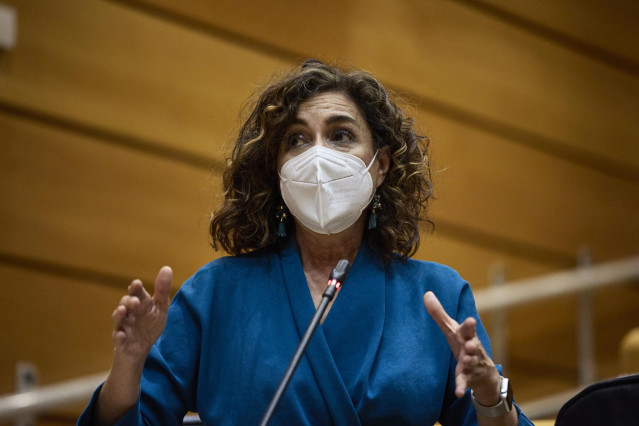 Archivo - La ministra de Hacienda, Maria Jesús Montero, interviene en una Sesión de Control en el Senado, a 21 de diciembre de 2021, en Madrid (España). El Senado celebra su última sesión plenaria del año, en la que previsiblemente, se aprobarán los Presu