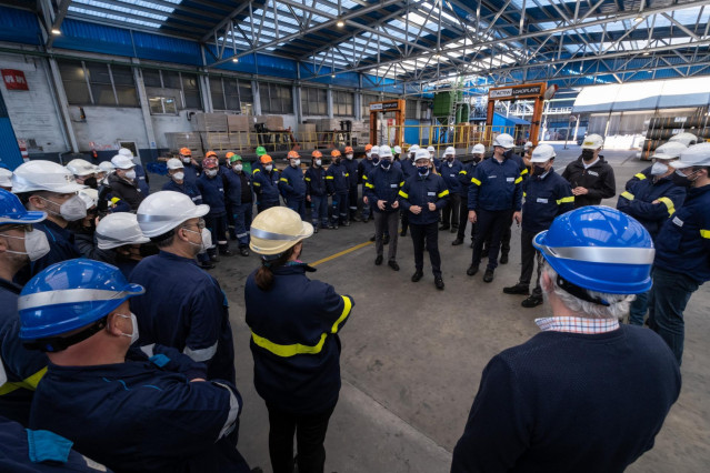 El presidente de la Xunta, Alberto Núñez Feijóo, acompañado por el vicepresidente segundo, Francisco Conde, se reúne con directivos de Showa Denko Carbon Spain