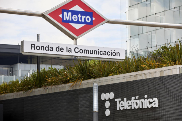 Archivo - Metro al lado del edificio de la sede de Telefónica, a 27 de abril de 2021, en Madrid, (España).