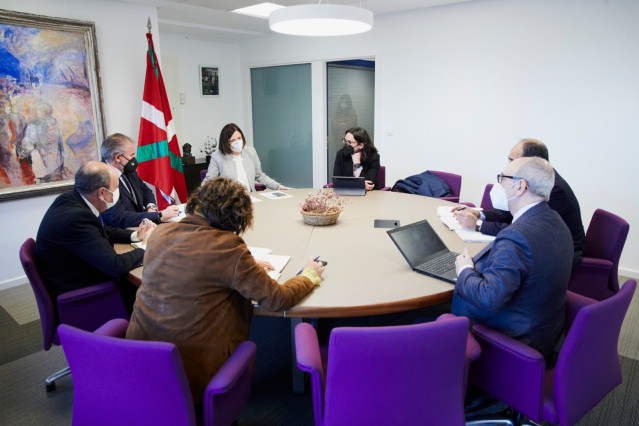 Reunión de representantes de la AVT con los consejeros del Gobierno Vasco Beatriz Artolazabal y José Antonio Rodríguez Ranz