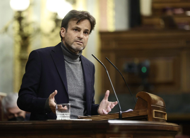 El presidente del grupo confederal Unidas Podemos-En Comú Podem-Galicia en Común, Jaume Asens, en una sesión plenaria