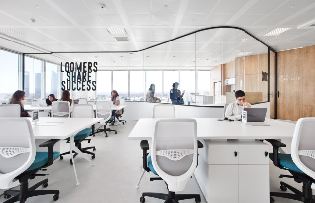Archivo - Espacio de 'coworking' de Loom, filial de Merlin Properties, en Torre Chamartín de Madrid