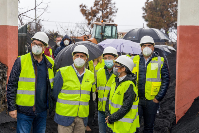 El presidente del Gobierno de Canarias, Ángel Víctor Torres (c); y la consejera de Economía, Conocimiento y Empleo del Gobierno de Canarias, Elena Máñez (d), visitan la zona de Las Manchas, a 2 de febrero de 2022, en Las Manchas, El Paso, La Palma