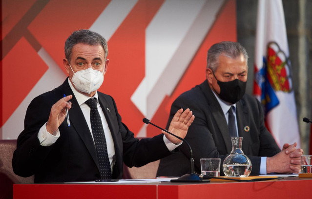 El expresidente José Luis Rodríguez Zapatero (i) interviene en el ciclo de conferencias sobre la evolución del Estado autonómico, en el Parlamento de Cantabria