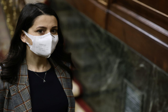 La líder de Cs, Inés Arrimadas, a su llegada a una sesión plenaria en el Congreso de los Diputados, a 2 de febrero de 2022, en Madrid (España).