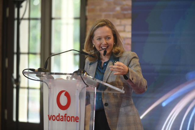 La vicepresidenta primera del Gobierno y ministra de Asuntos Económicos y Transformación Digital, Nadia Calviño, durante su intervención en la presentación del Centro Europeo de Excelencia de Vodafone  en Málaga (Andalucía).
