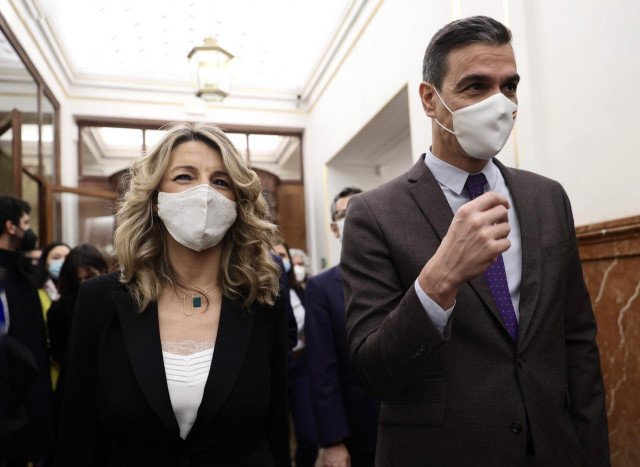 La vicepresidenta segunda del Gobierno y ministra de Trabajo y Economía Social, Yolanda Díaz, y el presidente del Gobierno, Pedro Sánchez, a su llegada a una sesión plenaria en el Congreso