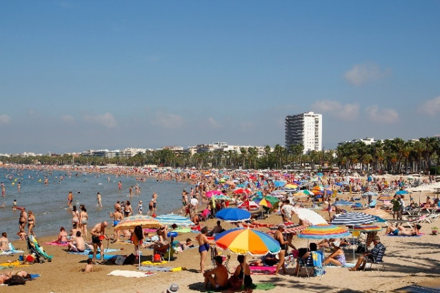 Archivo - El turismo nacional salva el verano y aporta esperanza al sector turístico, con un 15% más de reservas que en 2020.