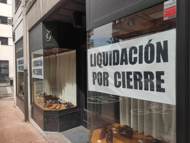 Archivo - Cierre de comercio en Oviedo, crisis económica