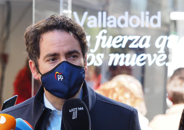 El secretario general del Partido Popular, Teodoro García Egea, responde a los medios durante una visita por Valladolid, a 2 de febrero de 2022, en Valladolid, Castilla y León (España).