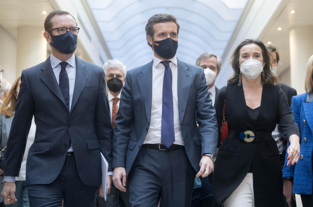 (I-D) El portavoz del Grupo Parlamentario Popular en el Senado, Javier Maroto; el líder del PP, Pablo Casado; y la portavoz del PP en el Congreso, Cuca Gamarra, a su llegada a una reunión conjunta de los grupos parlamentarios del PP del Congreso y el Sena
