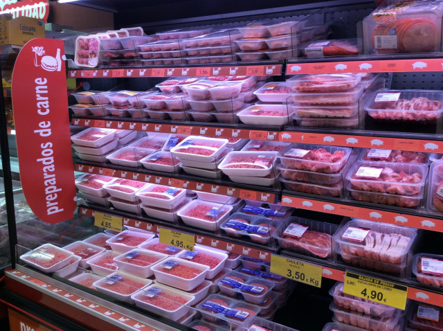 Archivo - Precios, IPC, inflación, consumo, ensalada, ensaladas, carne, carnes, comprar, comprando, supermercado, mercado