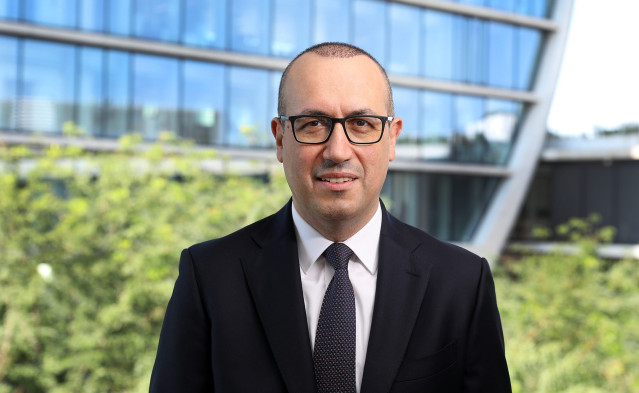 Archivo - El consejero delegado de BBVA, Onur Genç, frente al edificio de La Vela en Madrid.