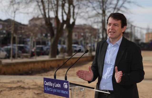 Fernández Mañueco durante un acto de campaña en Medina del Campo (Valladolid).