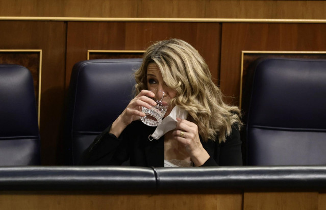 La vicepresidenta segunda del Gobierno y ministra de Trabajo y Economía Social, Yolanda Díaz, bebe agua en una sesión plenaria en el Congreso de los Diputados, a 3 de febrero de 2022, en Madrid (España).
