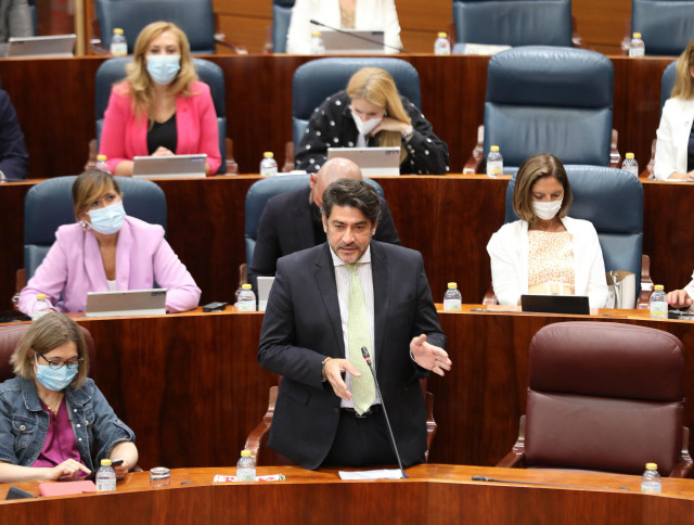Archivo - El consejero de Transportes e Infraestructuras de la Comunidad de Madrid, David Pérez, durante una sesión plenaria en la Asamblea de Madrid, a 15 de julio de 2021, en Madrid (España). El pleno debate hoy la creación de una comisión que investigu