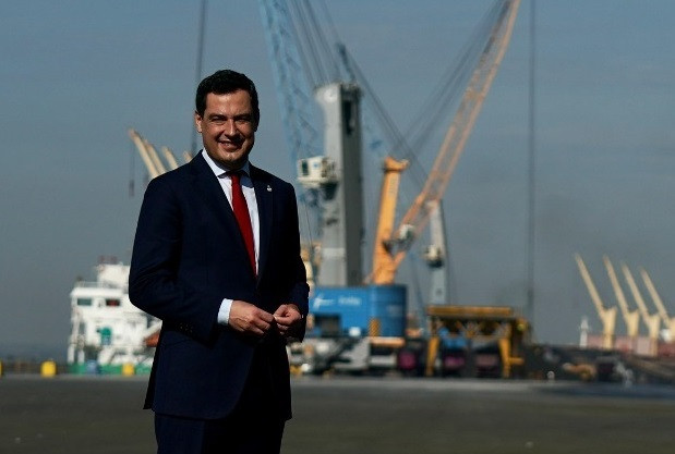 El presidente de la Junta de Andalucía, Juanma Moreno, en la inauguración de las obras de modernización en muelles del Puerto de Huelva