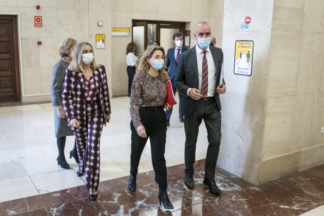 (I-D) La consejera de Fomento, Infraestructuras y ordenación del Territorio de Andalucía, Marifrán Carazo; la ministra de Transportes, Movilidad y Agenda Urbana, Raquel Sánchez; y el alcalde de Sevilla, Antonio Muñoz